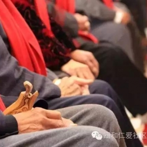 拉著媽媽的手