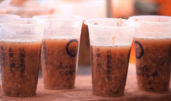 當(dāng)陌生人遞來(lái)一杯粥 您會(huì)喝么