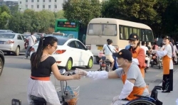 付出比得到快樂：梁飛與顏旭露的奉粥故事