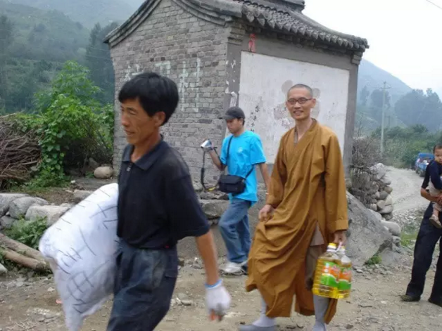 十年仁愛(ài)路之三 | 仁愛(ài)衣+衣：精細(xì)分揀的關(guān)愛(ài)與溫暖