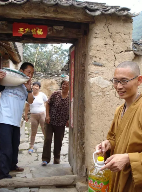 十年仁愛(ài)路之三 | 仁愛(ài)衣+衣：精細(xì)分揀的關(guān)愛(ài)與溫暖