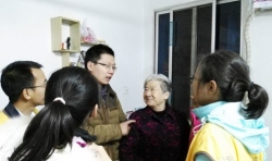 生命關(guān)懷南昌組志愿者和一位中醫(yī)師關(guān)懷奶奶
