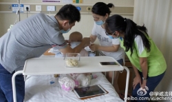 看望來自福建的白血病患兒