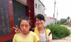 那個原本不說話的女孩要玩摔炮了