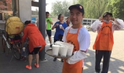 《六旬阿姨今晨被電動(dòng)車撞倒昏迷不醒，多虧這些送粥的志愿者！》 ... ... ... ... ... ...