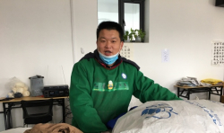 仁愛熱線 |  7名志愿者前往臺頭村衣+衣新庫房參加義務(wù)分揀活動 ... ... ... ...