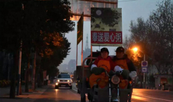 大年初一仁愛心棧志愿者們在全國多個城市奉送愛心粥