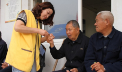 孝德 | 志愿者20人和50多名師生共同看望秦欄鎮(zhèn)社會(huì)養(yǎng)老服務(wù)中心的老人 ...
