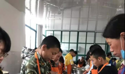 助學(xué) | 仁愛(ài)助學(xué)與信息技術(shù)部志愿者參訪河南文心高中送去助學(xué)款 ... ...
