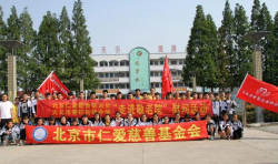 鏡頭 | 給老人們掏掏耳朵剪剪指甲：秦欄中學仁愛孝德攜手壽昌公益慰問秦欄敬老院老人  ...
