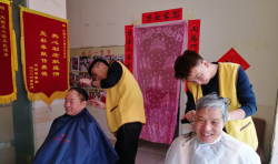 傳統(tǒng)民俗節(jié)當(dāng)日仁愛志愿者們關(guān)懷托老所老人們