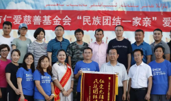 阿克蘇日?qǐng)?bào)：“民族團(tuán)結(jié)一家親”愛(ài)心新疆行走進(jìn)阿瓦提